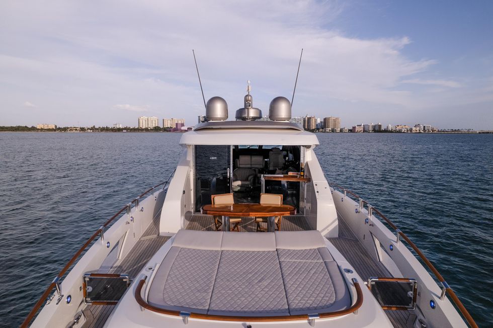 2007 Lazzara Yachts 75 LSX