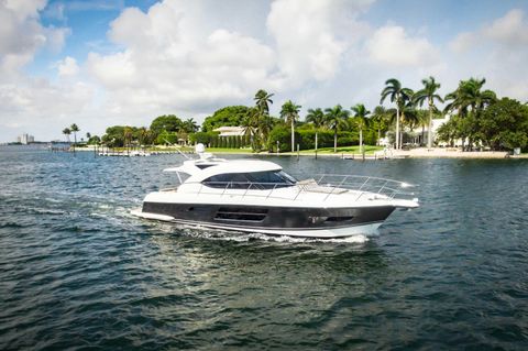 2014 Riviera 5000 Sport Yacht